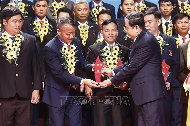 Le président de l’Assemblée nationale Trân Thanh Mân honore 95 travailleurs exceptionnels qui sont membres du Parti. Photo : VNA