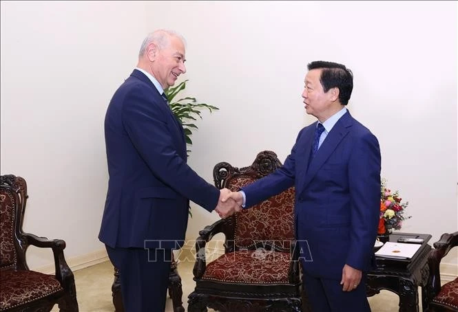 Le vice-Premier ministre Trân Hông Hà (droite) serre la main du vice-président du groupe turc IC ICTAS, Reha Denemec, à Hanoi, le 17 février à Hanoi. Photo: VNA