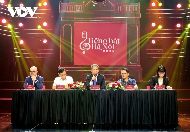 Le journaliste Nguyen Kim Khiem, directeur général et rédacteur en chef de la Radio et Télévision de Hanoï, président du comité d’organisation du concours, présente les nouveautés de “La Voix de Hanoï 2025”.