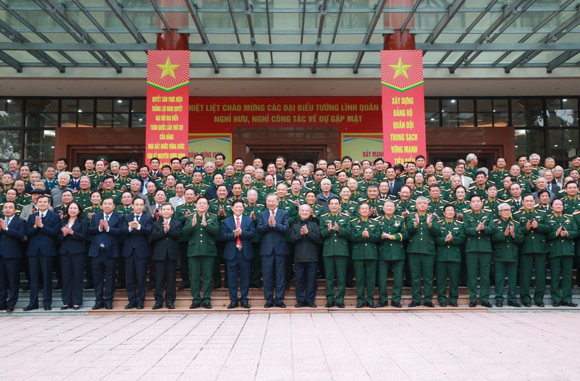 Le secrétaire général du Parti, Tô Lâm pose avec les délégués lors de la rencontre. Photo : VNA
