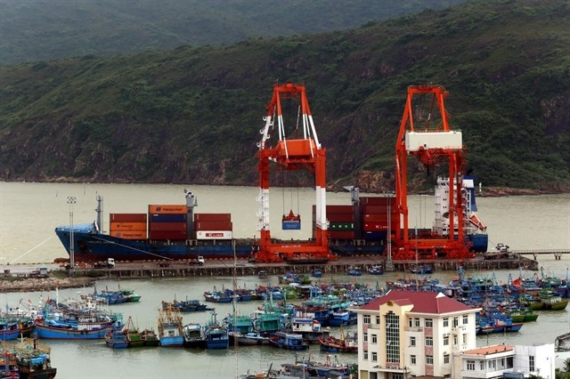Des conteneurs de marchandises sont chargés sur un navire au port de Quy Nhon, dans la province de Gia Lai. Photo: baotintuc.vn