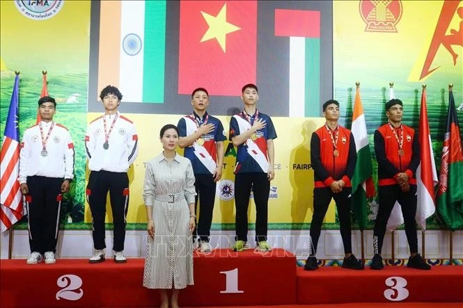 La délégation vietnamienne est montée sur la plus haute marche du podium des Championnats d’Asie de muay thaï 2025. Photo : VNA