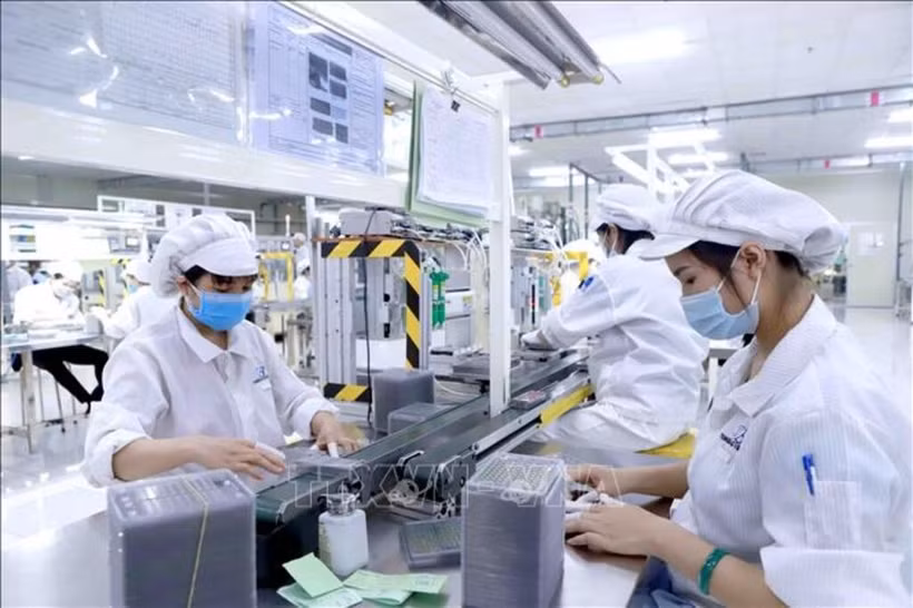 Production de composants électroniques chez Youngbag ViiNa, dans le parc industriel de Binh Xuyên, province de Phu Tho. Photo : VNA