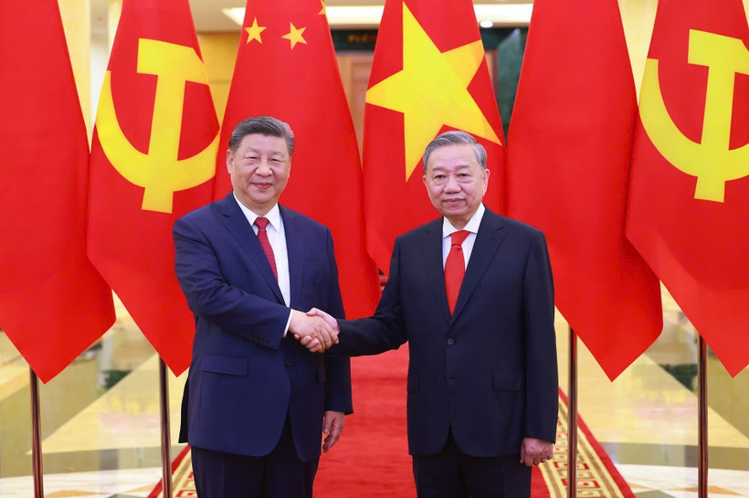 Le secrétaire général du Comité central du Parti communiste du Vietnam (PCV), Tô Lâm (à droite) et le secrétaire général du Comité central du Parti communiste chinois (PCC) et président chinois, Xi Jinping, à Hanoi, le 14 avril. Photo: VNA