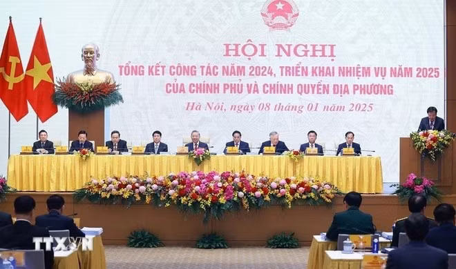 Le secrétaire général du Parti Tô Lâm, le président de la République Luong Cuong, le Premier ministre Pham Minh Chinh, le président de l’Assemblée nationale Trân Thanh Mân et les vice-Premiers ministres président la conférence. Photo : VNA