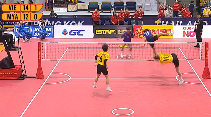 Après une victoire convaincante sur le Myanmar, l'équipe féminine de sepak takraw du Vietnam a atteint les sommets de la discipline. Photo: thethaovanhoa.vn