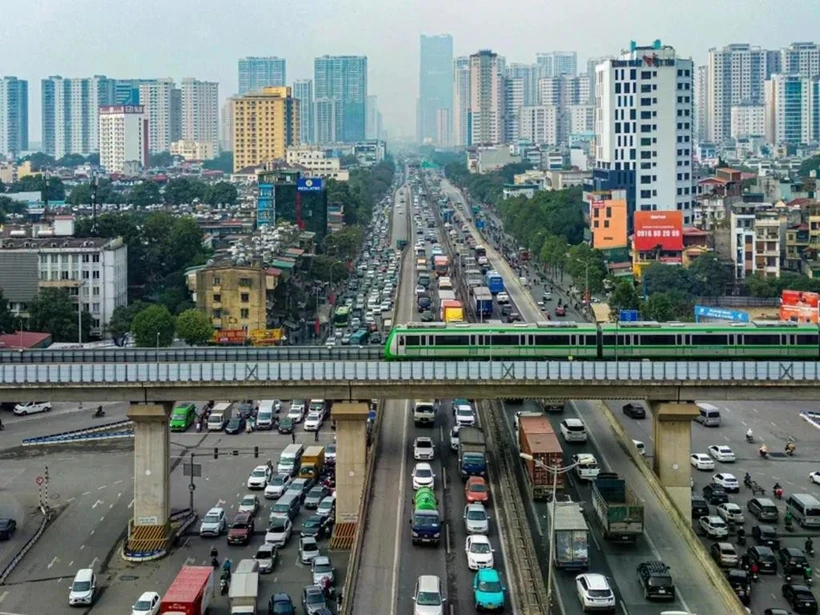 longues files de voitures dans une rue de Hanoi. Photo : VNA