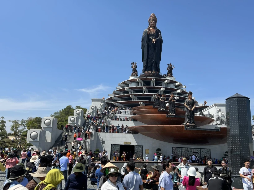 Le mont Bà Den à Tây Ninh est l’une des destinations touristiques les plus populaires du pays, attirant un grand nombre de visiteurs venus de tout le Vietnam. Photo : VNA