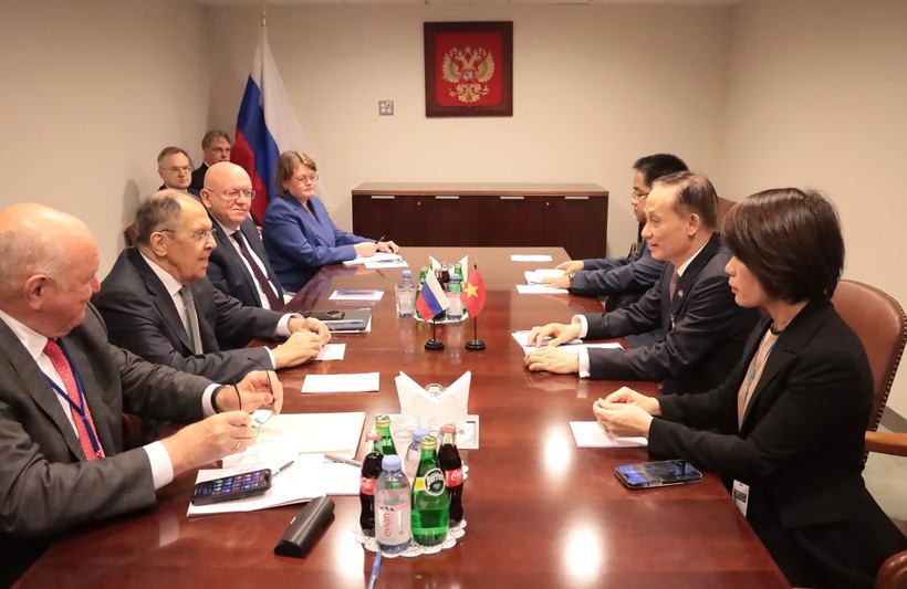 Lors de la rencontre entre le ministre des Affaires étrangères par intérim Lê Hoai Trung (deuxième à droite) et le ministre russe des Affaires étrangères, Sergueï Lavrov (deuxième à gauche) à New York, le 24 septembre. Photo : VNA