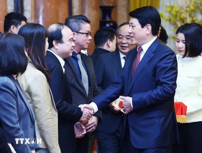 Le président Luong Cuong rencontre le personnel du bureau présidentiel à Hanoi, le 3 février 2025. Photo : VNA