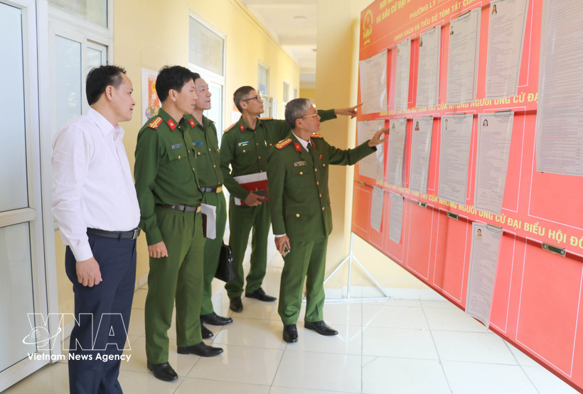 Une délégation du Département de la sécurité publique de Ninh Binh inspecte les préparatifs des élections au Centre de détention n° 2, dans le quartier de Ly Thuong Kiêt. Photo : VNA