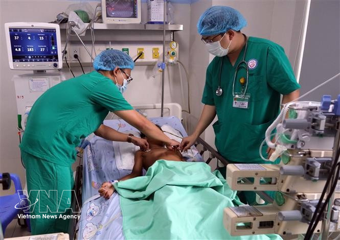 Des médecins examinent l'état de santé d'un des patients intoxiqués au botulisme sous surveillance médicale à l'Hôpital pour femmes et enfants de Dà Nang. Photo : VNA