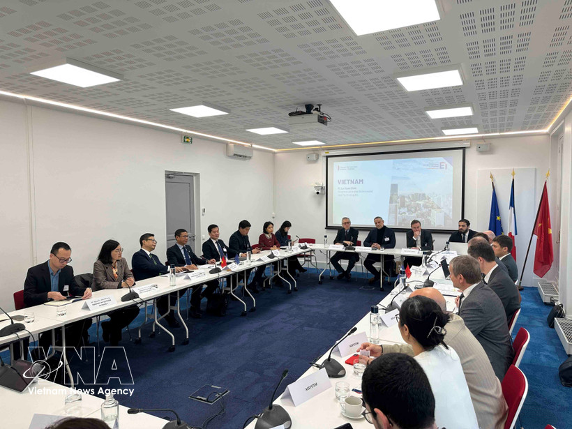 Le Vietnam coopère en science, technologie et énergie avec les sociétés françaises La délégation vietnamienne travaille avec des représentants d'entreprises françaises grâce à la mise en relation par le MEDEF. Photo : VNA