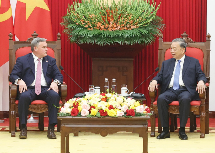 Le secrétaire général du Parti, Tô Lâm (à droite), et le président et directeur général de Murphy Oil Corporation, Eric Hambly, à Hanoi, le 15 octobre. Photo : VNA