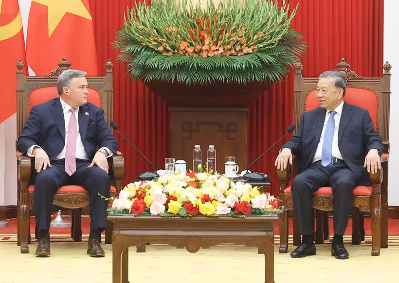 Le secrétaire général du Parti, Tô Lâm (à droite), et le président et directeur général de Murphy Oil Corporation, Eric Hambly, à Hanoi, le 15 octobre. Photo : VNA