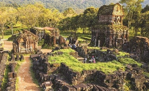 Le site comprend environ 70 ouvrages architecturaux en briques et pierres situés au coeur d'une vallée verdoyante dans la commune de Duy Phu, district de Duy Xuyên, province de Quang Nam. Photo : VNA