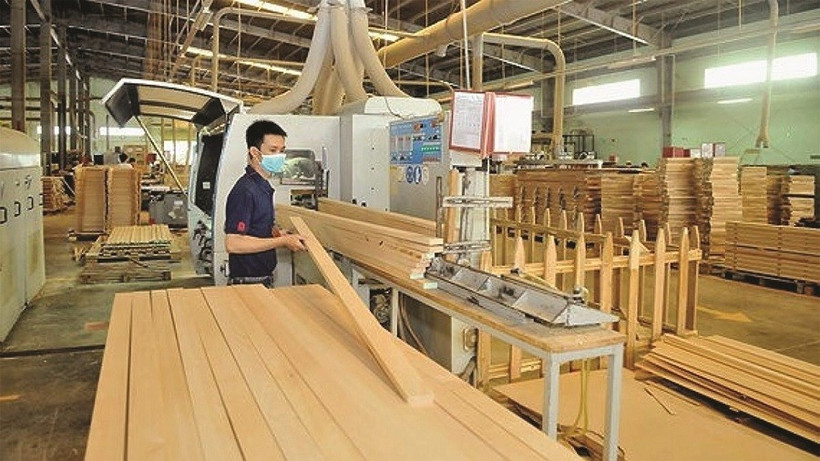 Les exportateurs vietnamiens de produits du bois sont encouragés à diversifier leurs marchés face aux droits de douane américains. Photo : congthuong.vn