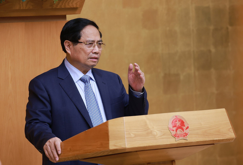 Le Premier ministre Pham Minh Chinh préside la réunion pour évaluer les résultats du fonctionnement du modèle d’administration locale à deux niveaux. Photo : VNA