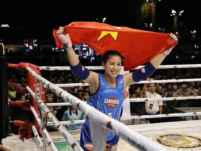 Phung Thi Hông Tham remporte la médaille d'or dans la catégorie amateur féminine des 63 kg aux Championnats du monde de Kun Khmer 2026. Photo : nld.com.vn
