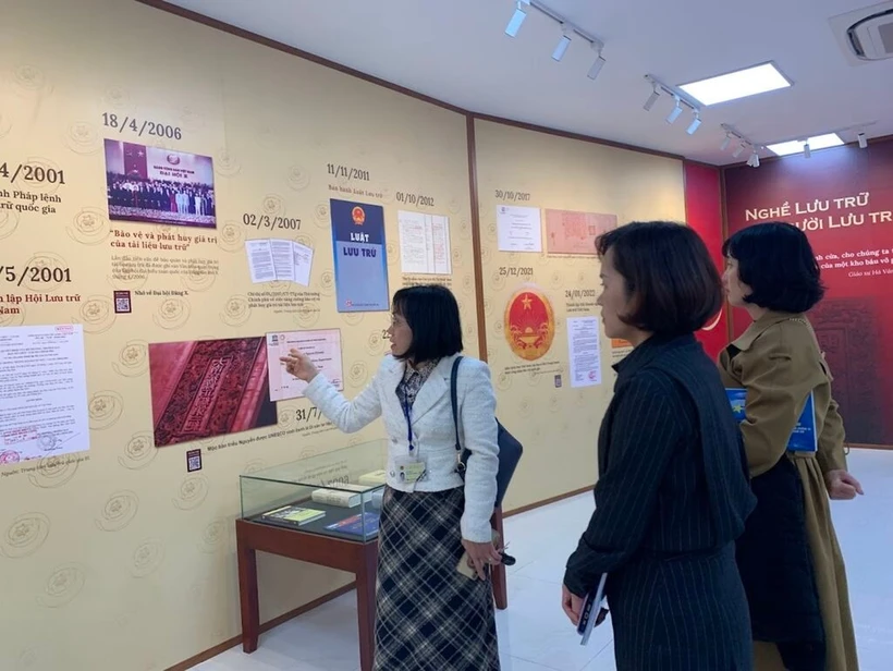 Visiteuses à l’exposition sur l’archivage à Hanoi, le 14 janvier. Photo : VNA