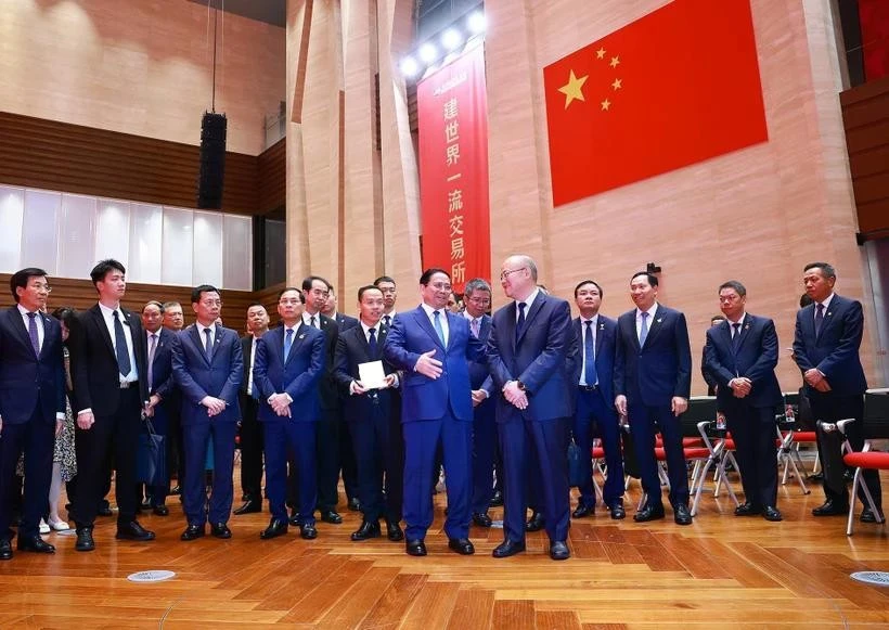 Le Premier ministre Pham Minh Chinh (à gauche, premier plan) visitant la Bourse de Shanghai, le 26 juin. Photo : VNA