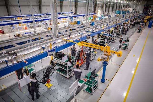 Des ouvriers assemblent des pièces sur une chaîne de production automobile à Hô Chi Minh-Ville. Le secteur industriel de la ville montre de forts signes de reprise. — Photo moit.gov.vn