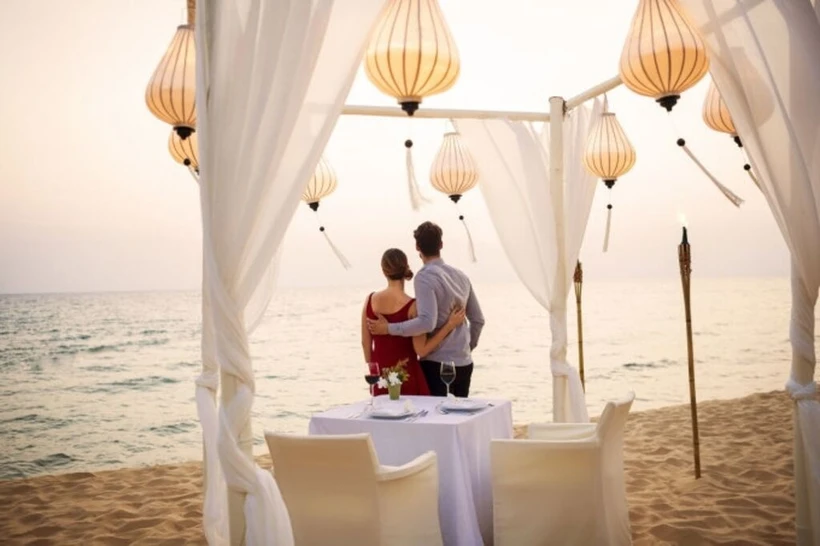 Dîner romantique à la plage de Phu Quôc. L'expression «lune de miel» est calquée sur l’anglais «honeymoon», dont on retrouve les premières traces écrites dans les Proverbes de John Heywood, écrit en 1546. Photo : Le Veranda