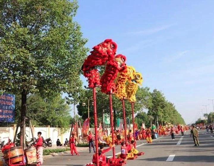 Une bonne centaine d'équipes de danseurs ont établi un nouveau record vietnamien de spectacle de danse de la licorne, du lion et du dragon, dans la province de Binh Duong. Photo : baobinhduong.vn