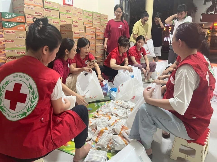 Le personnel de la Croix-Rouge du Vietnam prépare des biens essentiels pour soutenir les ménages touchés par les inondations suite au typhon Wipha. Photo : VNA