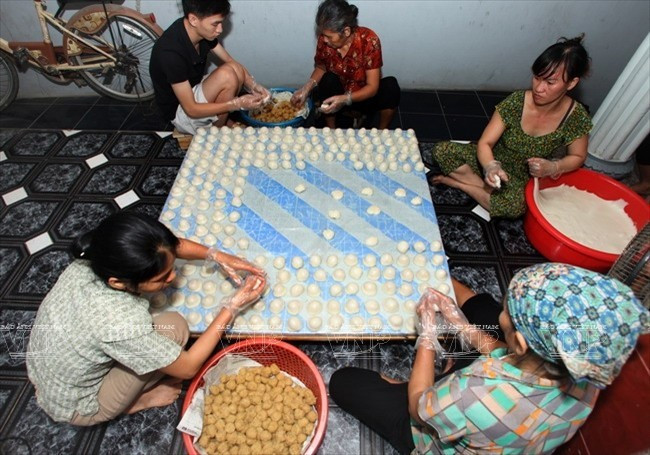 Production de gâteaux de riz gluant ronds. Photo: VNA