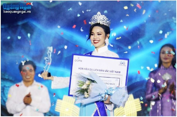 Nguyên Phuong Anh, originaire de la province de Thanh Hoa, est couronnée Miss Tourisme Identité Vietnam 2024. Photo : baoquangngai.vn