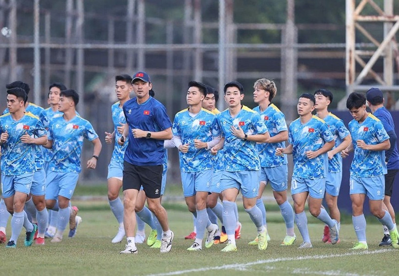 L'équipe vietnamienne des moins de 22 ans s'entraîne avant son match d'ouverture des 33èmes Jeux d'Asie du Sud-Est. Photo : VFF