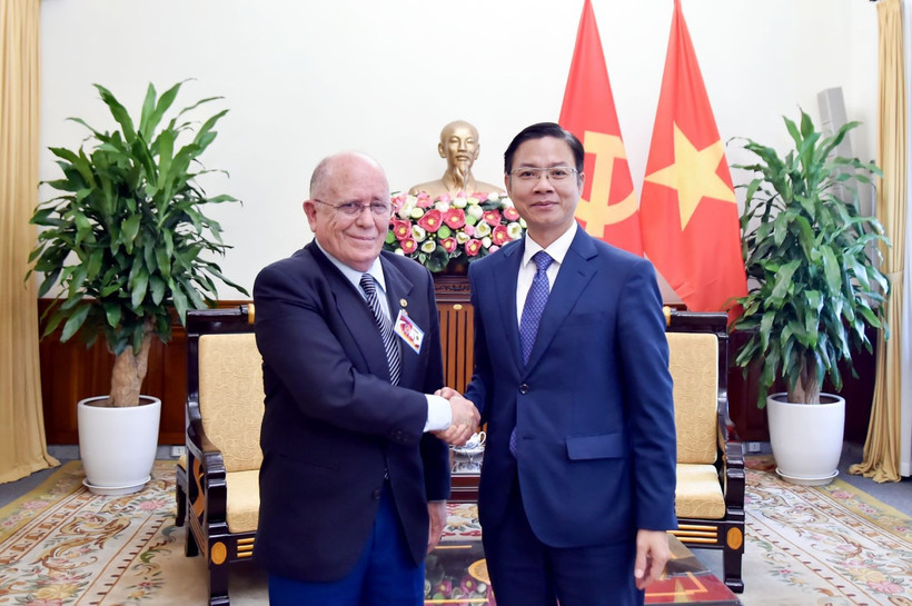 Le vice-ministre des Affaires étrangères, Ngô Lê Van (à droite) et le membre de la commission des relations internationales du Parti communiste brésilien (PCdoB) et secrétaire général de l’Association d’amitié Brésil-Vietnam, Pedro Oliveira. Photo : The World and Vietnam Report