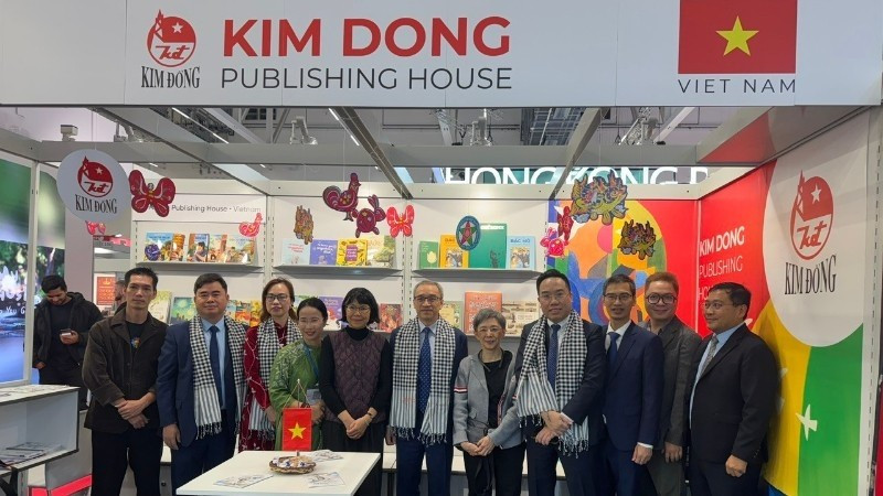 Les délégués assistent à la cérémonie d'ouverture de l'Espace du livre du Vietnam à la Foire du Livre de Francfort 2025. Photo : NDEL