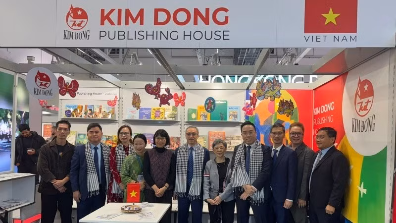 Les délégués assistent à la cérémonie d'ouverture de l'Espace du livre du Vietnam à la Foire du Livre de Francfort 2025. Photo : NDEL