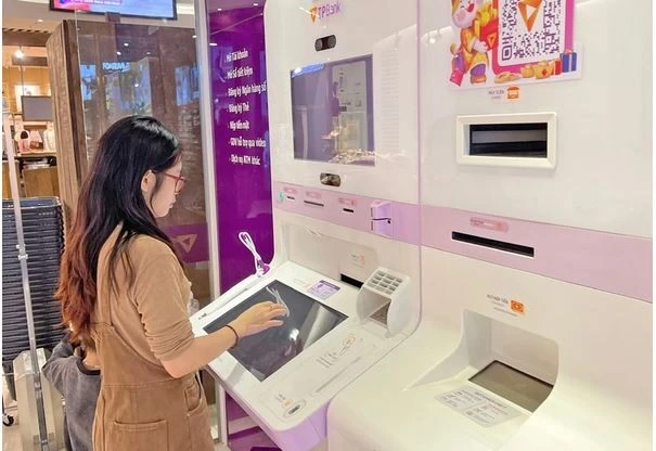 Une cliente utilise le service bancaire automatique LiveBank de TPBank. Photo : hanoimoi