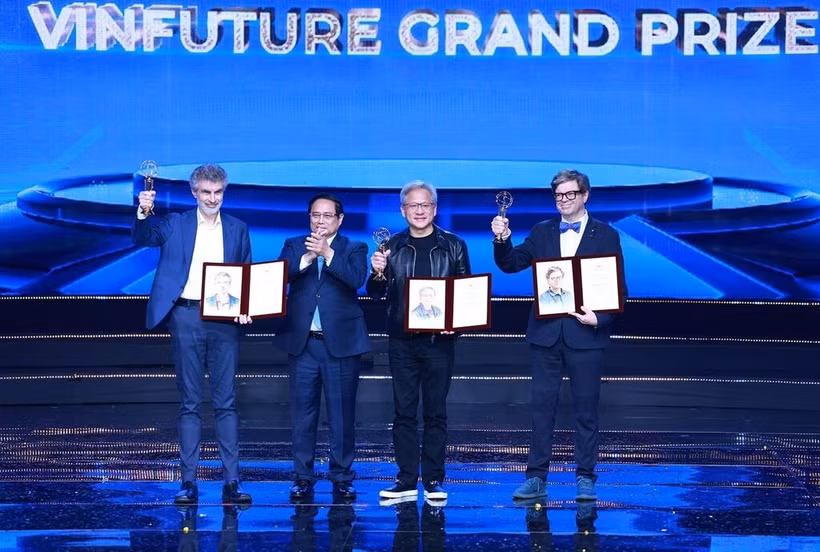 Le Premier ministre Pham Minh Chinh (2e à gauche) remet des prix VinFuture à des scientifiques. Photo: VNA