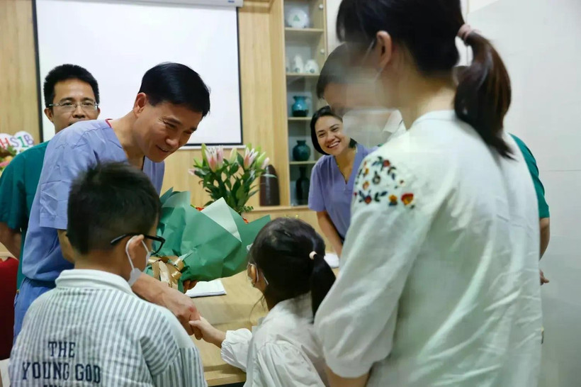 La résurrection miraculeuse de deux frère-sœur ayant reçu une transplantation cardiaque à l’Hôpital Viêt Duc à Hanoi, début 2024. Photo: VNA