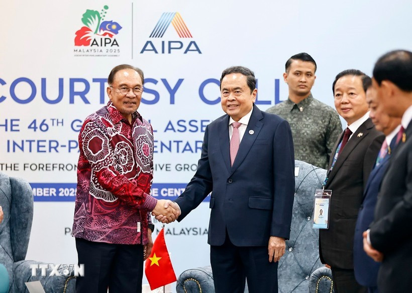 Le Premier ministre malaisien Anwar Ibrahim (à gauche) et le président de l’Assemblée nationale du Vietnam Trân Thanh Mân se serrent la main. Photo : VNA