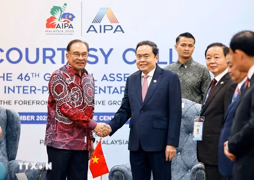 Le Premier ministre malaisien Anwar Ibrahim (à gauche) et le président de l’Assemblée nationale du Vietnam Trân Thanh Mân se serrent la main. Photo : VNA