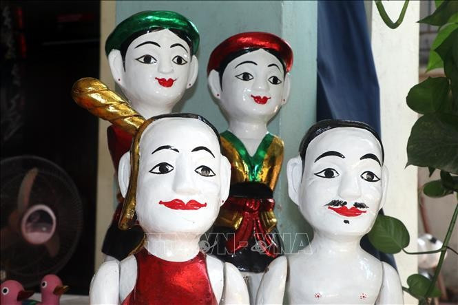 Les marionnettes ont été fabriquées par les habitants du village de Rach, pour des spectacles et comme souvenirs. Photo : VNA
