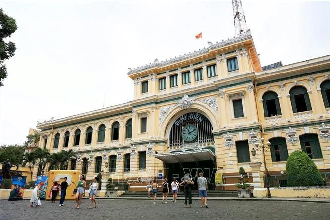 Touristes visitant la Poste centrale de Hô Chi Minh-Ville, nommée par le magazine américain Architectural Digest comme l'un des 11 plus beaux bureaux de poste du monde. Photo: VNA