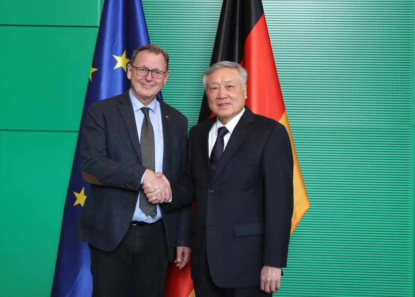 Le vice-Premier ministre permanent Nguyên Hoa Binh (à droite) et le vice-président du Bundestag allemand, Bodo Ramelow, se serrent la main. Photo : VNA