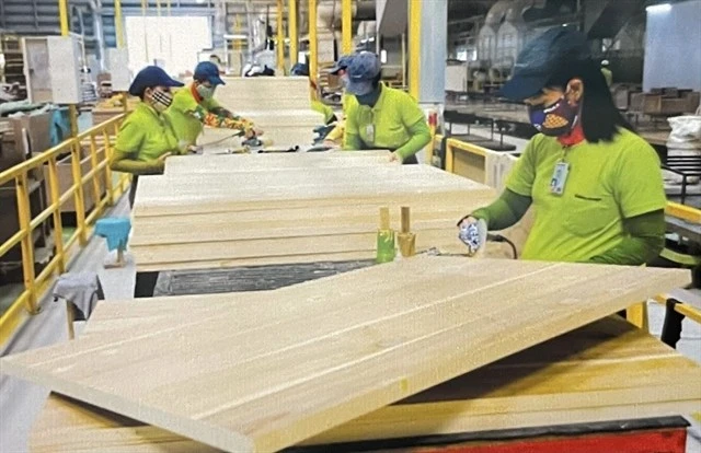Ouvriers travaillant dans une usine de bois dans la province méridionale de Binh Duong. Photo : VNA