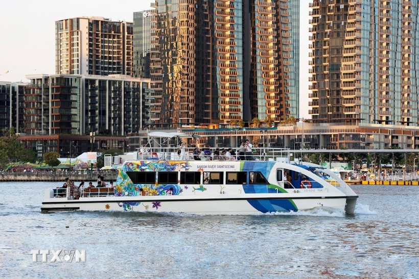 La croisière sur la rivière Saigon apporte aux touristes des vues différentes et originales de Hô Chi Minh-Ville. Photo: VNA