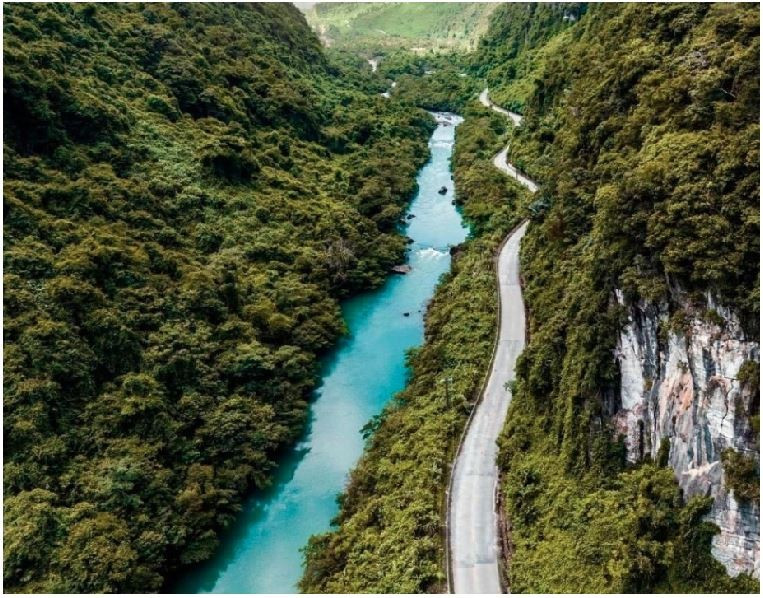 La piste Hô Chi Minh traverse de hauts lieux touristiques et historiques tels que le parc national de Cuc Phuong, le site historique de Lam Kinh, le patrimoine mondial de Phong Nha-Ke Bàng, le parc national de Bach Ma. Photo: Phong Nha Discovery