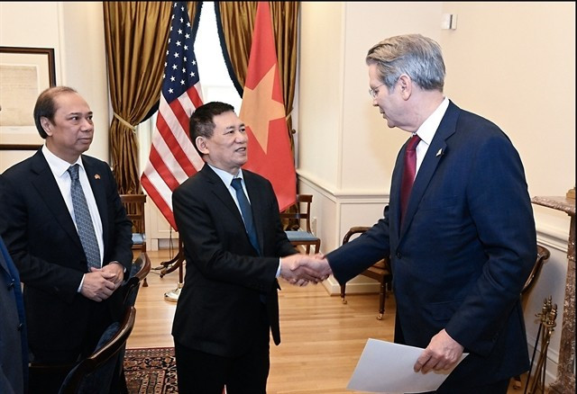 Le vice-Premier ministre Hô Duc Phoc s'entretient avec le secrétaire américain au Trésor, Scott Bessent, à Washington, le 10 avril. Photo : VNA