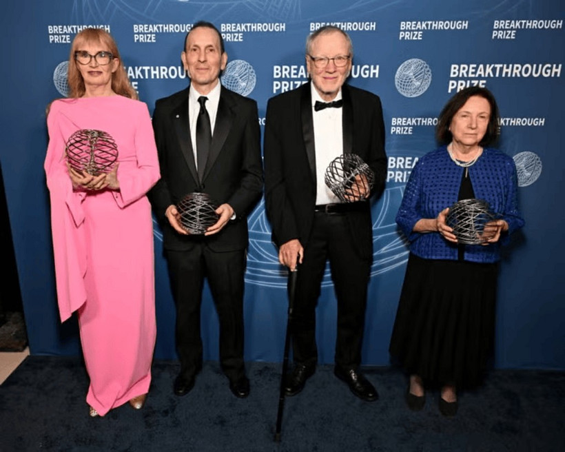 De droite à gauche : les scientifiques Svetlana Mojsov, Jens Juul Holst, Daniel J. Drucker (titulaires du Prix spéciale VinFuture 2023) et Lotte Bjerre Knudsen, lors de la cérémonie du Breakthrough Prize 2025, surnommée les "Oscars de la science", le 5 avril à Los Angeles. Photo : Michael Kovac/Breakthrough Prize