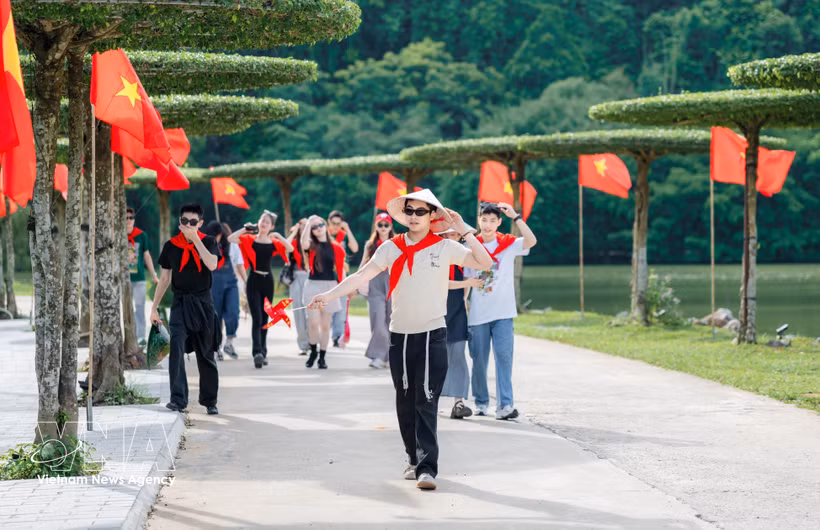 Touristes visitant la zone écotouristique de Thung Nham, dans le quartier de Nam Hoa Lu, province de Ninh Binh. Photo : VNA