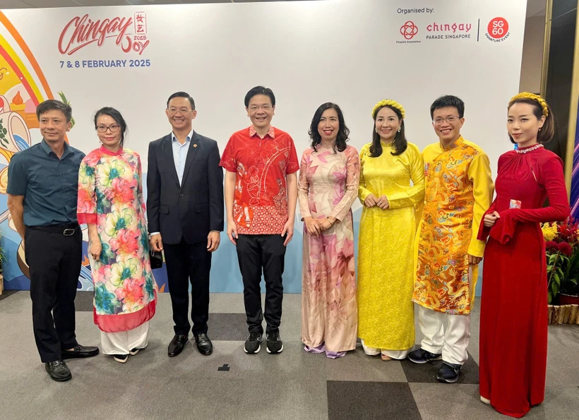 Le Premier ministre singapourien Lawrence Wong pose avec la vice-ministre vietnamienne des Affaires étrangères Lê Thi Thu Hang et les membres de la délégation. Photo : VNA